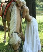 mujer mantiene relaciones sexuales con el caballo